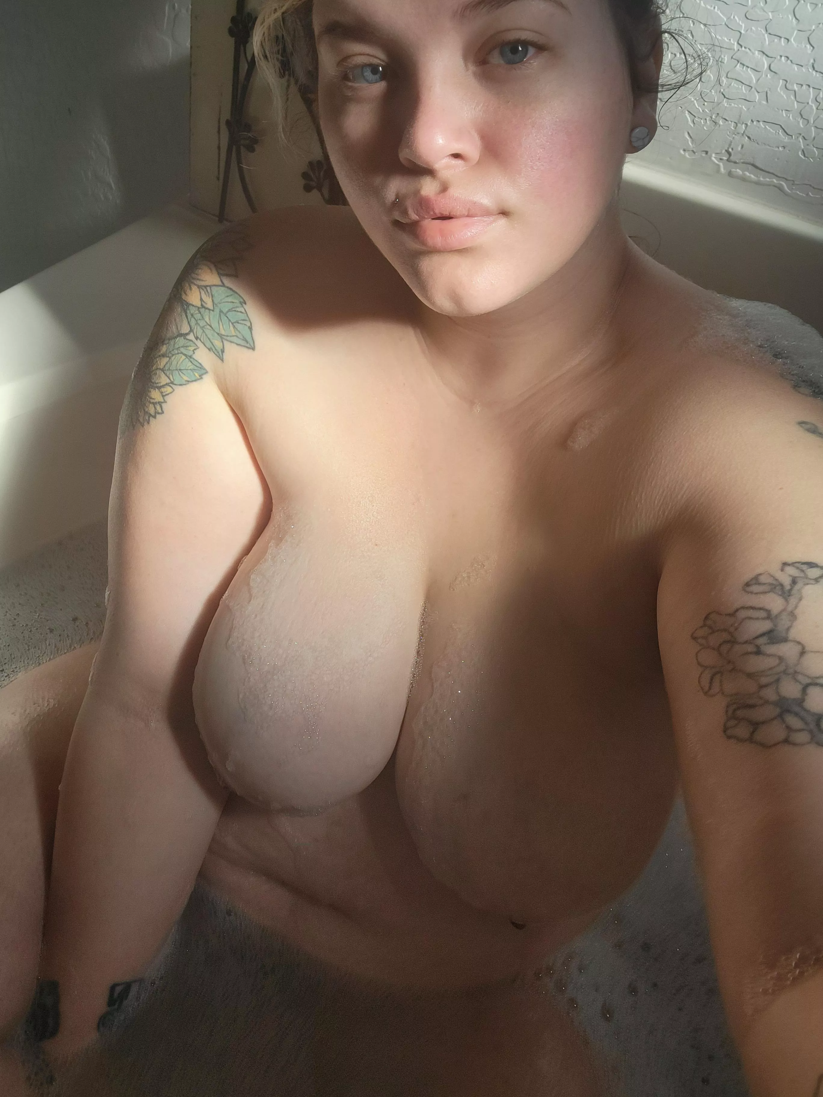 🛀 posted by curvyghost