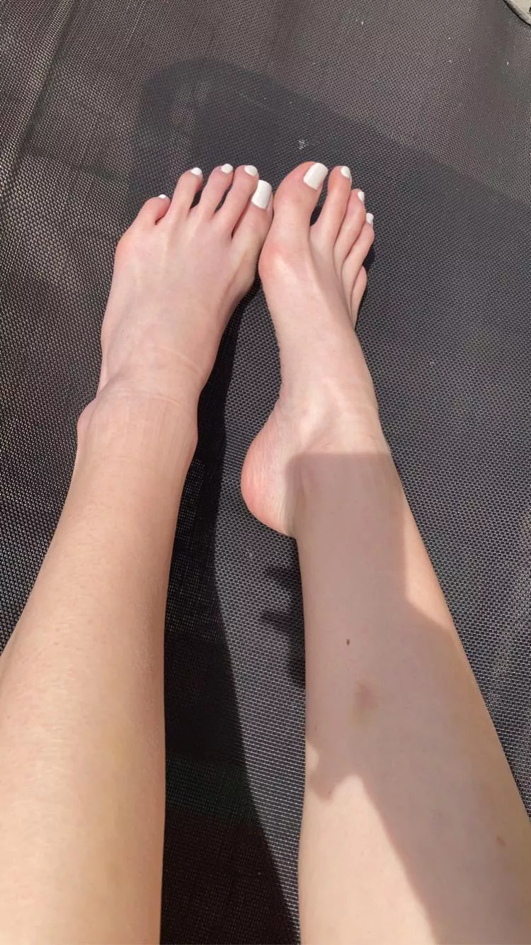 🤍 posted by AmiFeets