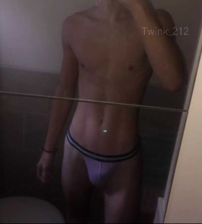 😘 posted by twink212__