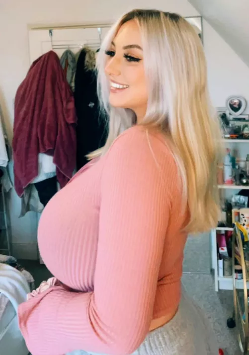 😳😍 by Charming-Track1747