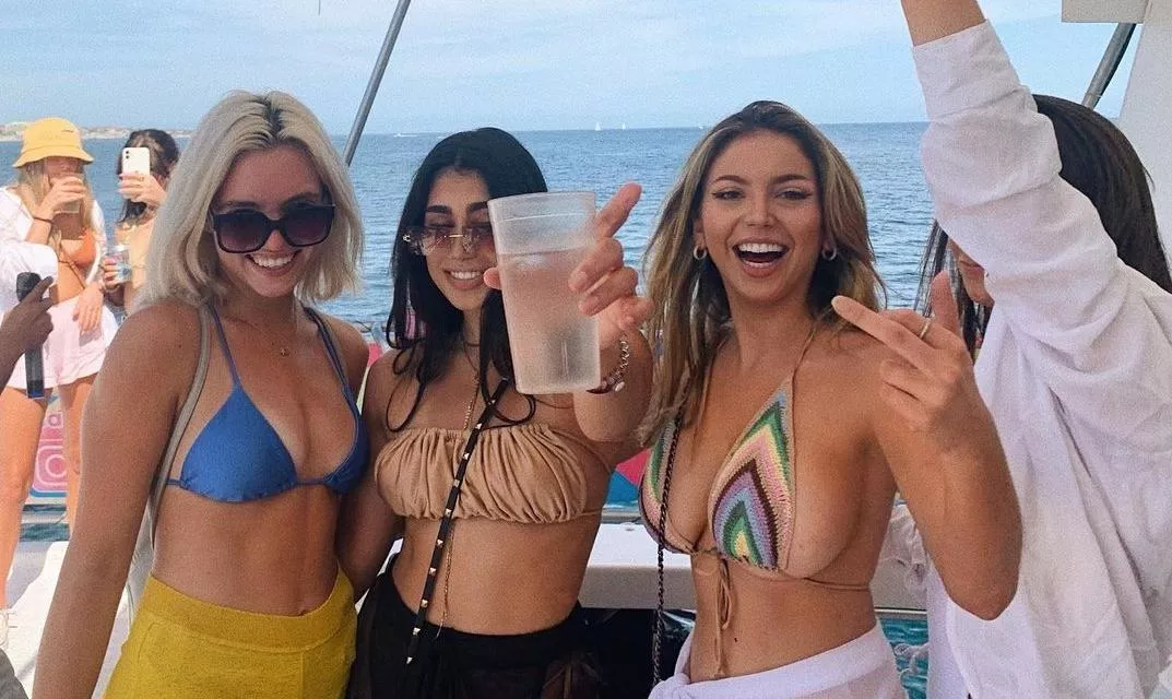 (.)(.)🖕 posted by Lev-Parnas