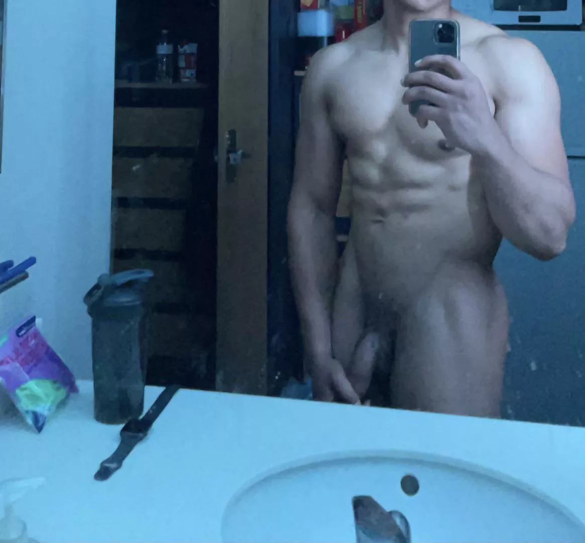 🤫🥴 posted by Historical-Ad9609