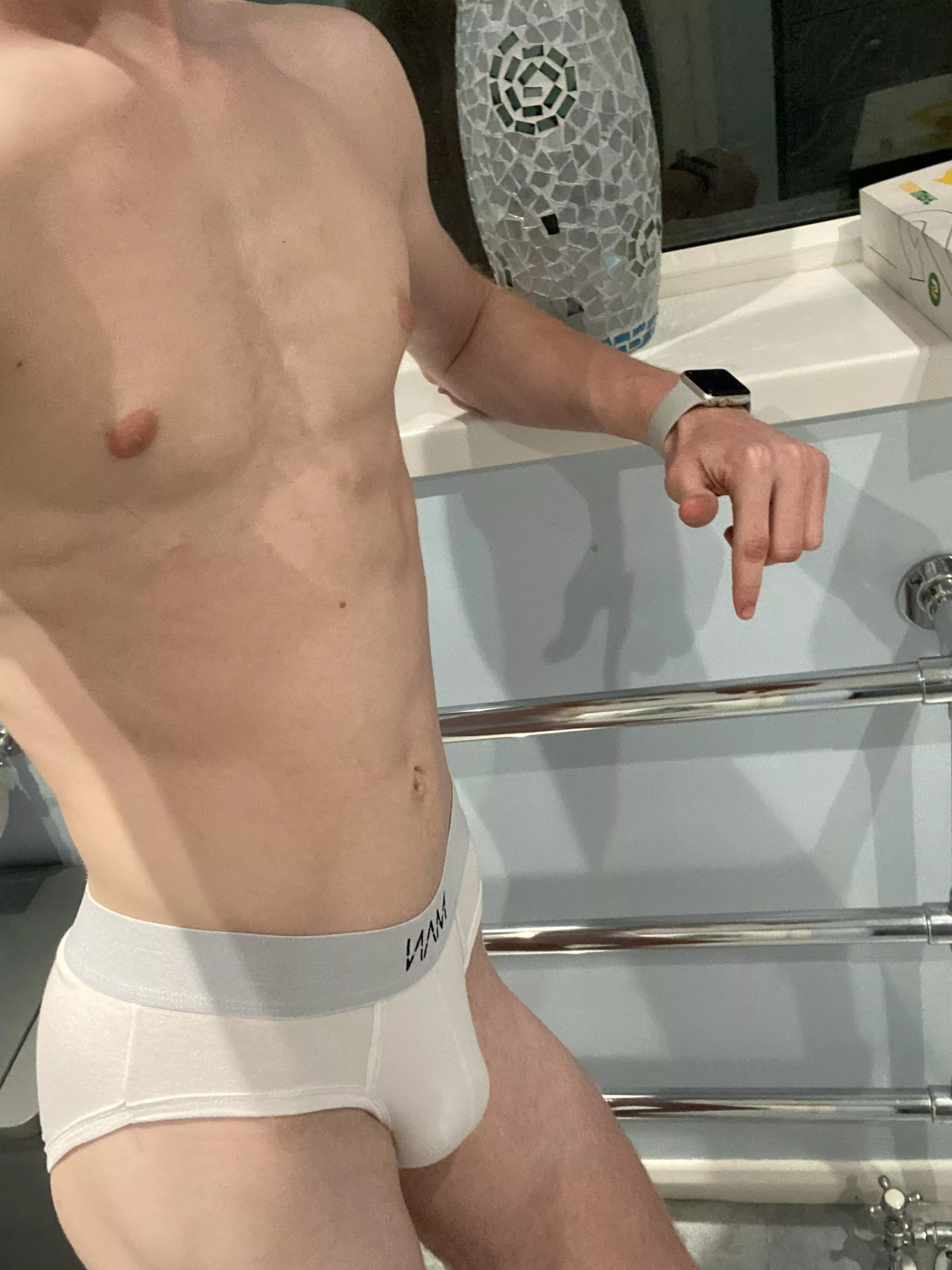 (18) Am I a twink? posted by flynnery