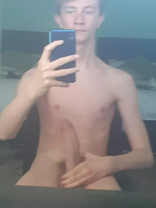 18, Anyone looking for a big dick twink? 😅 by NojjerKing