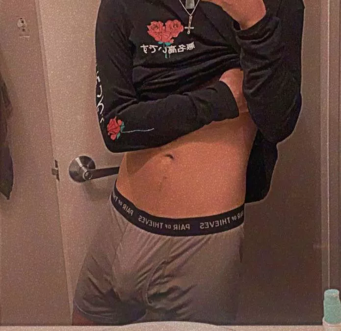 18 & bored hmu posted by General_Floor