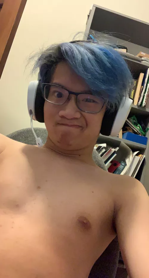 (18) pc gamers hit me up. I play mostly league overwatch val and apex but tons of others games. Dm me by alasterob