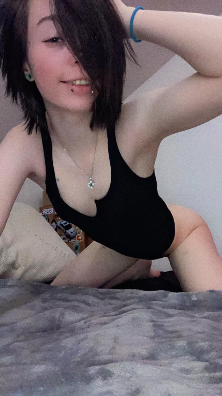 🌸18 & Petite🌸 posted by ashey190