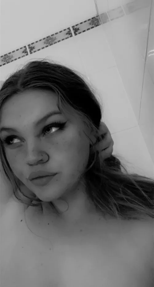 19, milf, tattoos, face piercings, good vibes always ! Come get to know me over on my page x by PrincessTay21