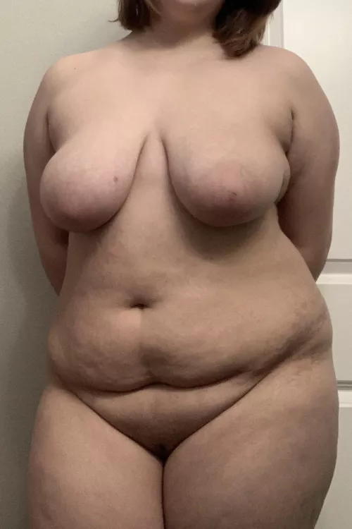 19F 5’6 Never had the confidence to see myself naked in front of mirror :/ by Void-Charm