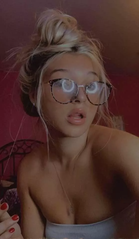 19F everyone always says I look better with my glasses 😂 what do you guys think? Kik: megan_isbored posted by Megan_isbored