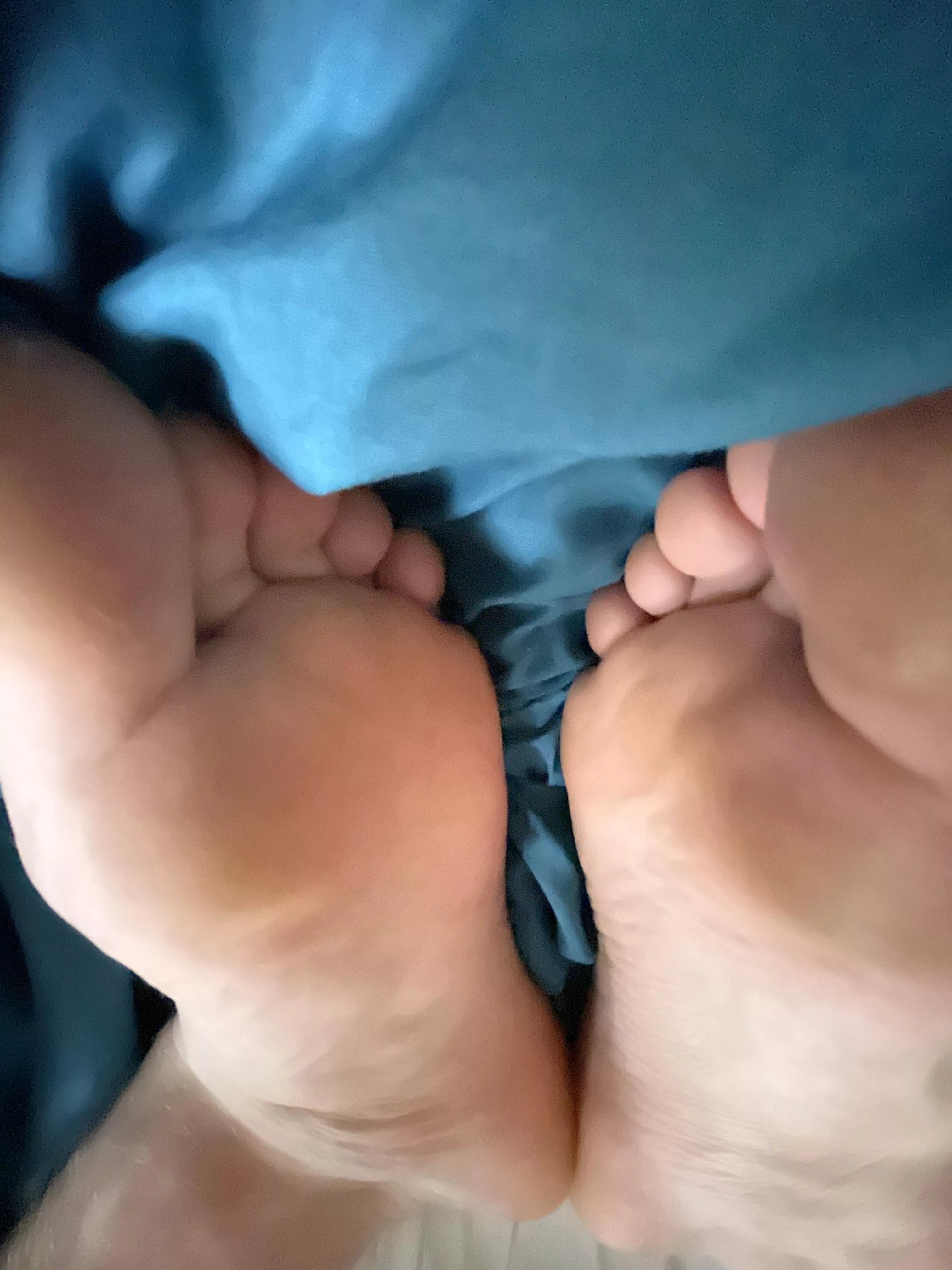 19M Need some tiny feet to compare with my huge soles 😈 the smaller the better. posted by GiantGingerSizePlay