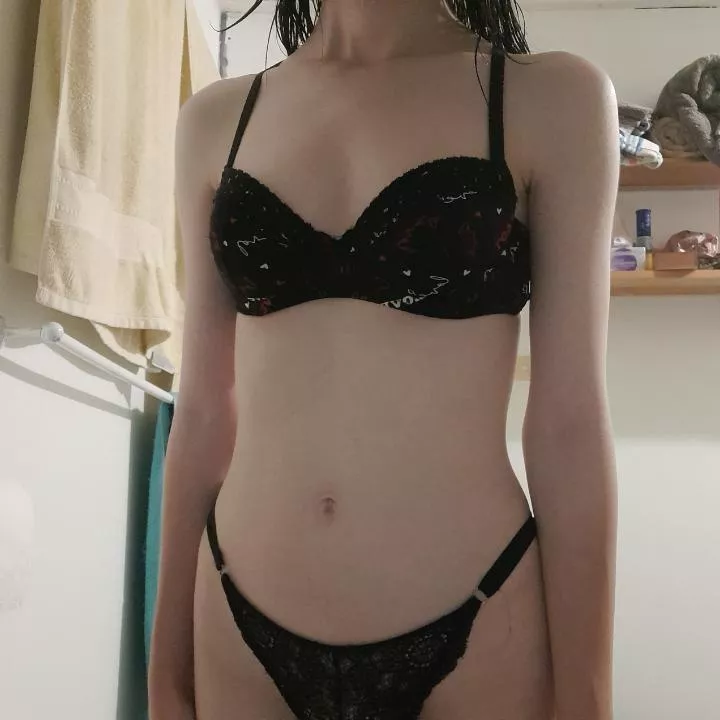 [20] do you like my tiny size? ☺🖤 posted by shy_spice