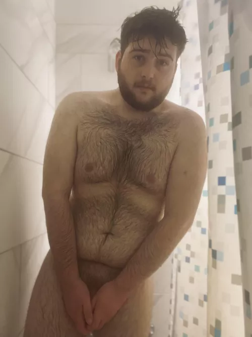 20 here, anyone wanna join me in the shower? Hmu if you’re interest by llew-xam