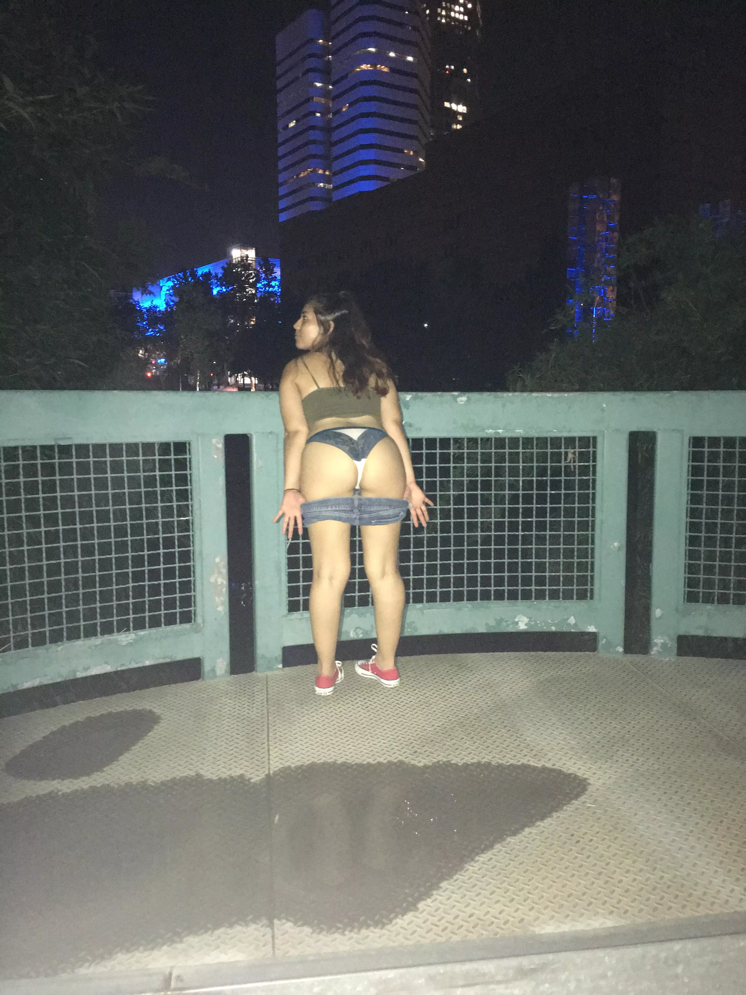 20f :) Anybody from Houston? :) bored in downtown posted by dbirdy123