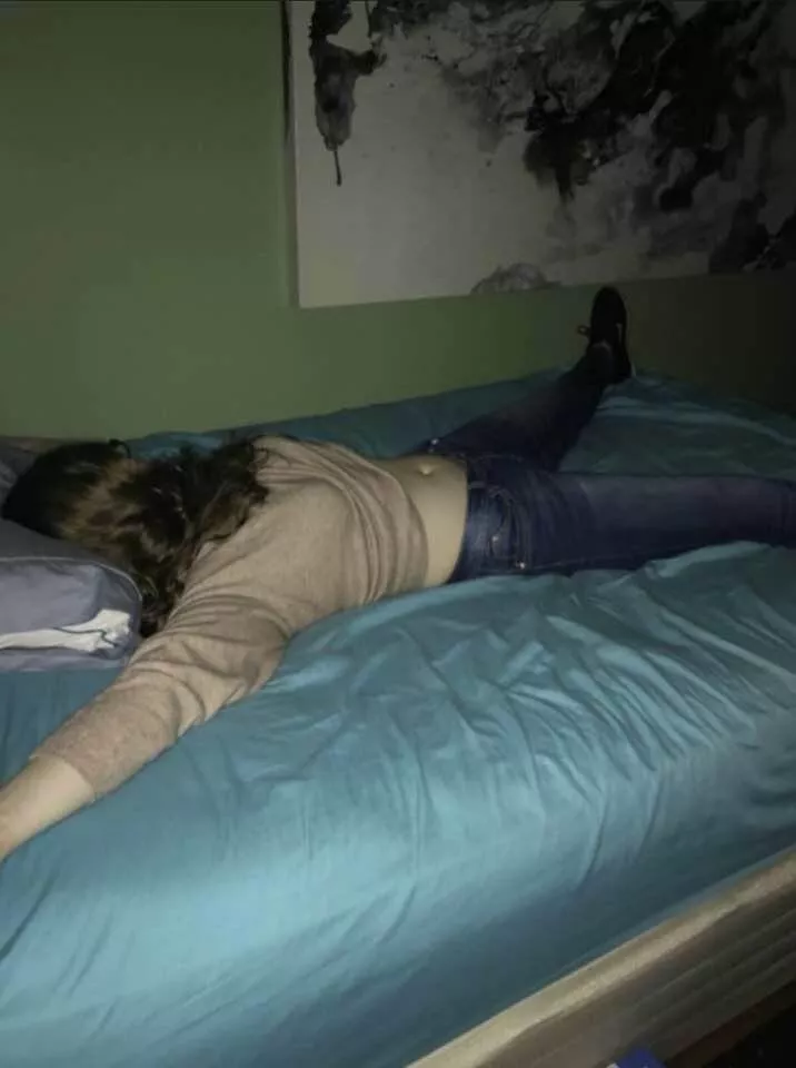 [20F] Tie me up, swirl your tongue in my belly button, then cum in it and make me lay there while it dries inside of my innocent belly button posted by thickwhitebutton