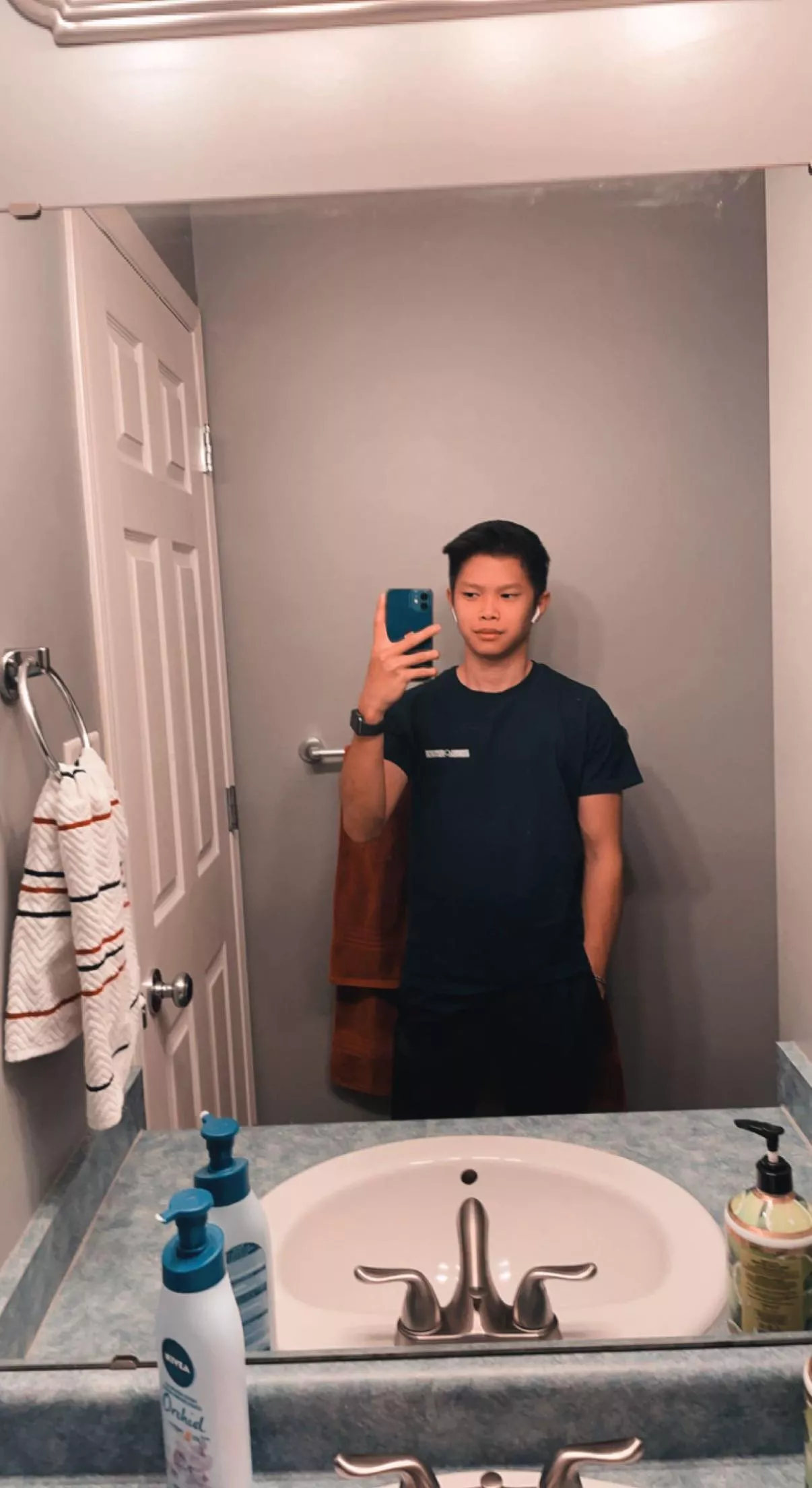 [21] anyone here play left 4 dead 2? posted by Brilliant-Profile861