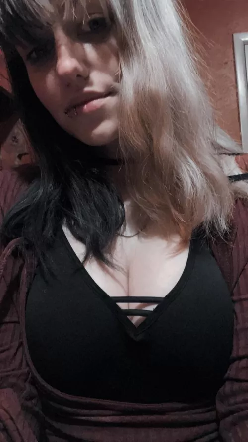 [21f] I still gotta dye that half red but I wanted to show it off heh by suicidenympho