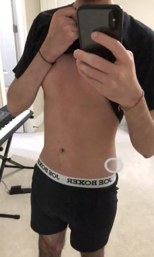 22 fit top feeling bored so any smooth twinks/femboys wanna chat ;) hmu by AskAway1337
