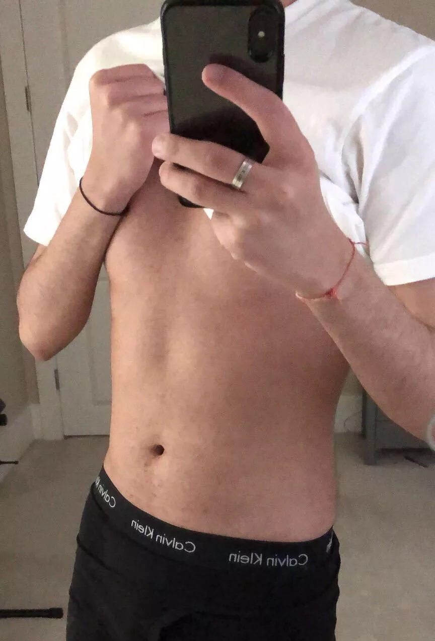 22 fit top feeling bored so looking for cute twinks and hot jocks to use ;) hmu posted by AskAway1337
