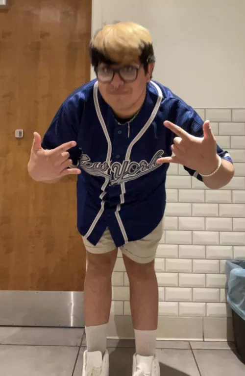 (22) i look short but i'm really 5'8 😅 by throwaway_20007