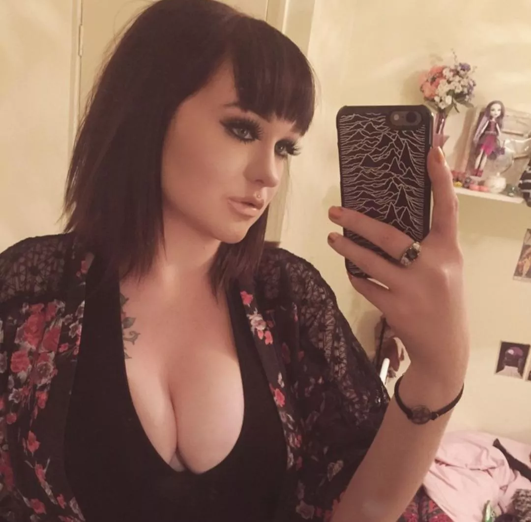 23F looking to edge someone to the limit, hmu if you can tribute. Bonus if you cum a lot, have toys and shaved;) posted by sootingxo