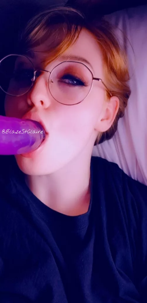 23/F One condition. The glasses stay on when I blow you. 🍆💦 by blazestclaire