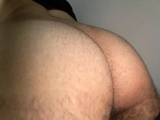 24 Bi uncut fit hung love hairy armpits, big feet, uncut dicks. by luksef
