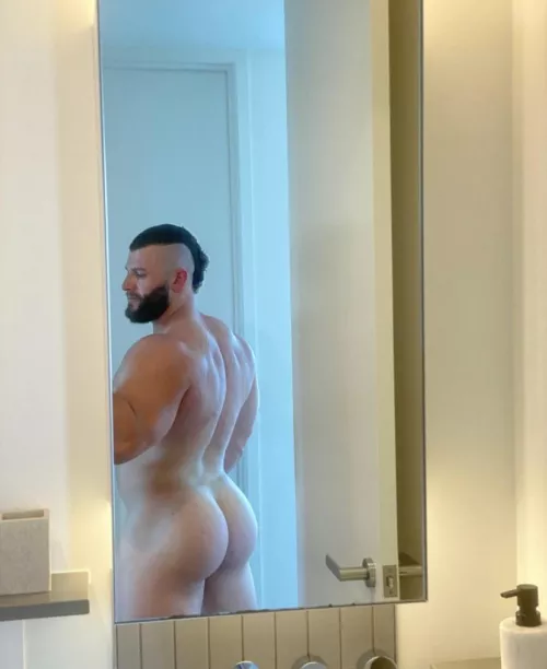 24 Dom but damn I gotta dump haha. sc:paulmurphy1789 by Muscle_grad65