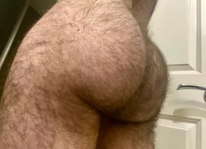 24 in shape bottom bro with a big furry bubble butt. 🤪 I’m horny as hell, DM me by Sctbro222