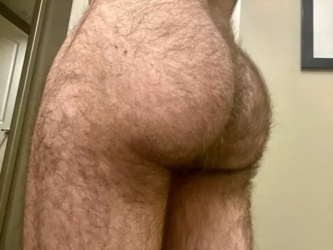 24 in shape with a big furry bubble ass. 🤪 DM me or add my Snapchat: FurryBro202 by Furrybro2