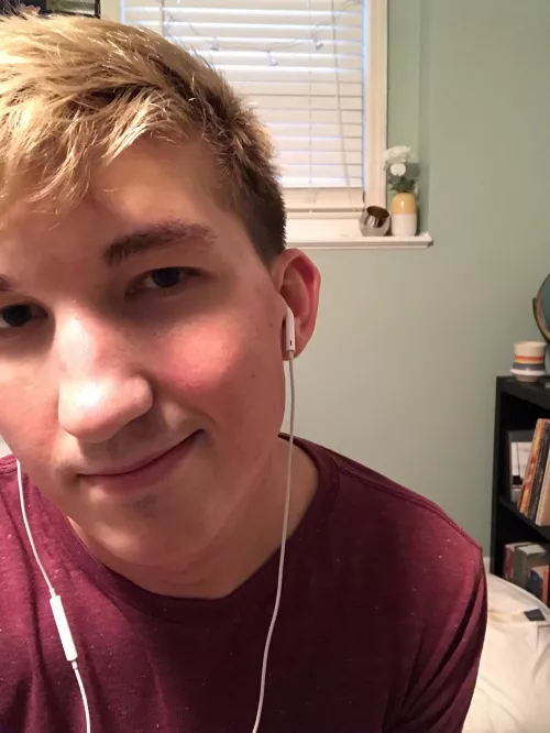 24 looking for friends and/or a bf. HMU by kinkybrobussy