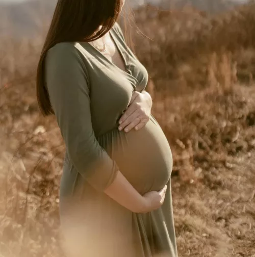 24 Married, Pregnant, looking for older men 😉 Husband has no idea🤪 by tayylorrs