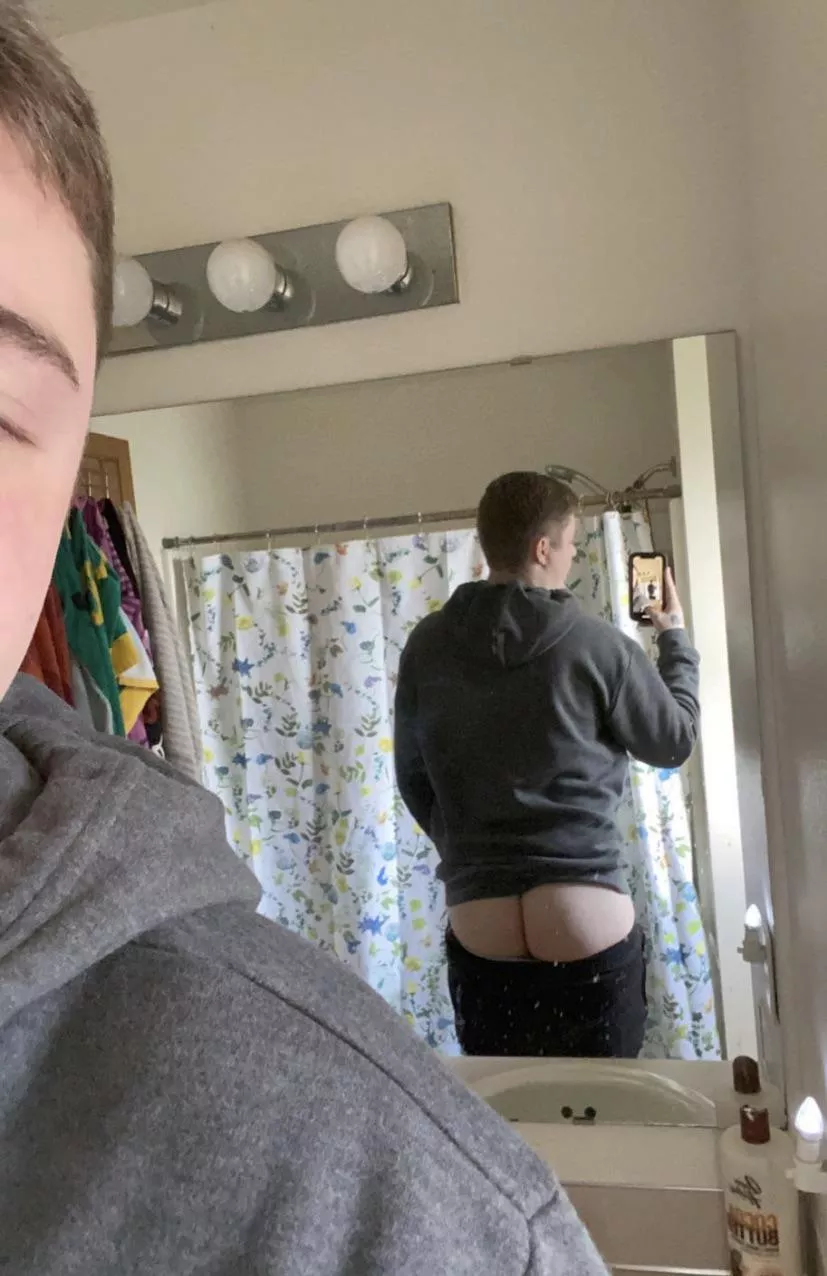 24-here’s my cheeks 🍑🙈 posted by BiBoy206