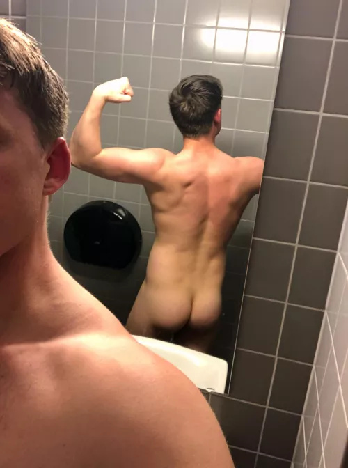 [25] mandatory pic after a couple of laps in the pool by Dl_kenny