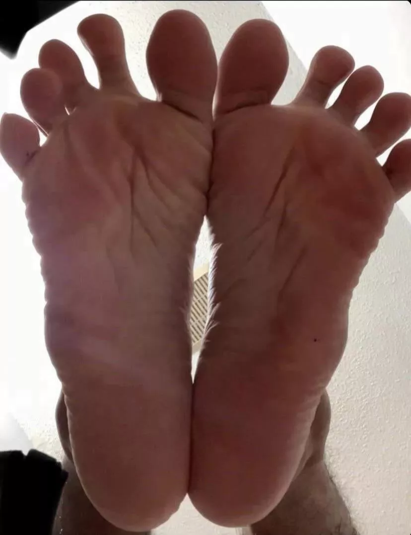 25m Connecticut - Let me rub my sweaty,smelly,soft,smooth,meaty feet around your face after wearing shoes for 10 hours ;) I’ll let you taste them (Hit me up i’m discreet & chill) posted by sucktoesconnecticut