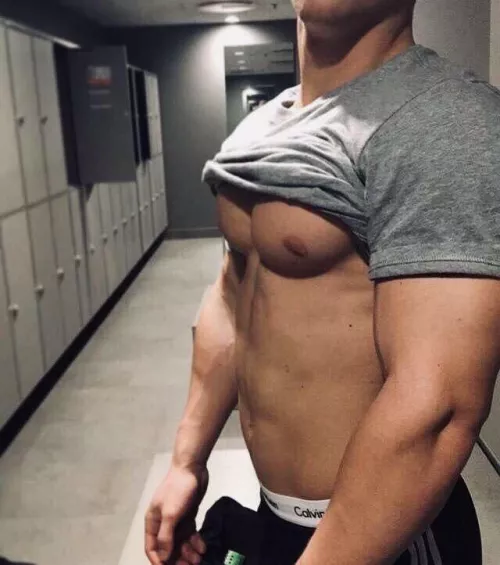26yo muscle sub looking for a dominant and fit/ muscled daddy kind of guy. Hmu by muscle_149