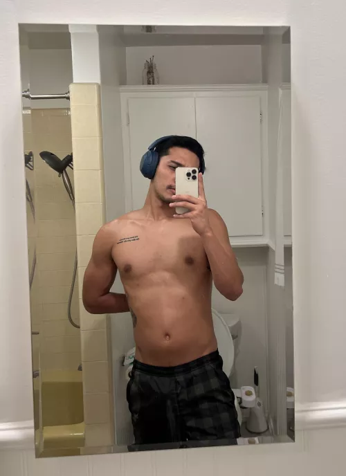 27. CA. Slim/Athletic. SC: @lifesurfed by lifesurfed95