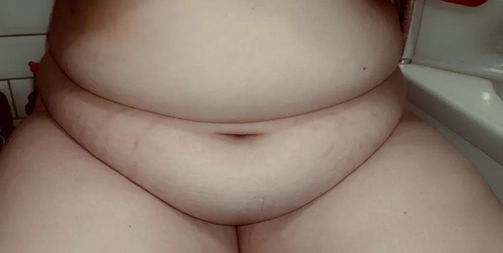 270lbs feels amazing😻 i’ve noticed so many new stretch marks i love being a piggy 🐷 by il0vestuffing