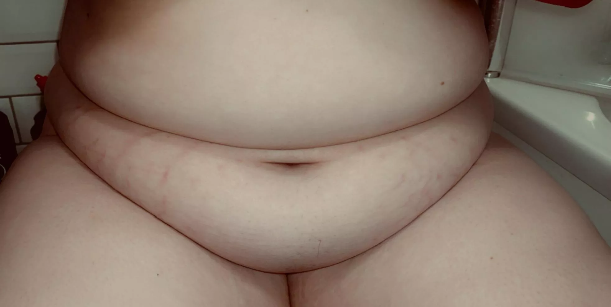 270lbs feels amazing😻 i’ve noticed so many new stretch marks i love being a piggy 🐷 posted by il0vestuffing