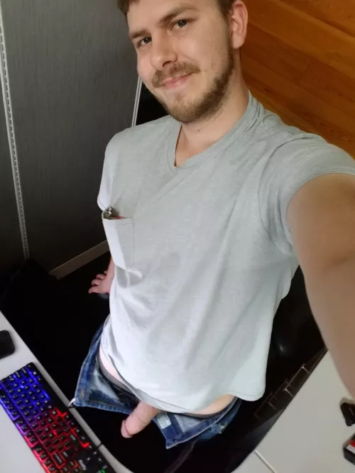 28, anyone want to join me in my office on this slow night? PM me? by Elheffe94