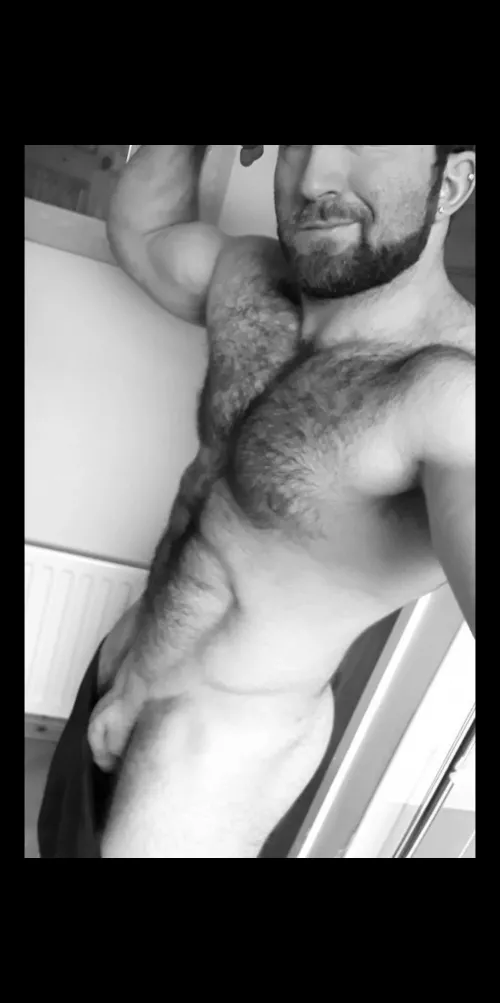 29 [M4F] Hung, muscular and not shy 😏. Willing to exchange vids/snaps 😈. Will live verify and will expect you to do the same - won't expect you to show your face if you don't want too 😊. Ladies only please, I am 100% straight 🤣. Check my po by rmxx93