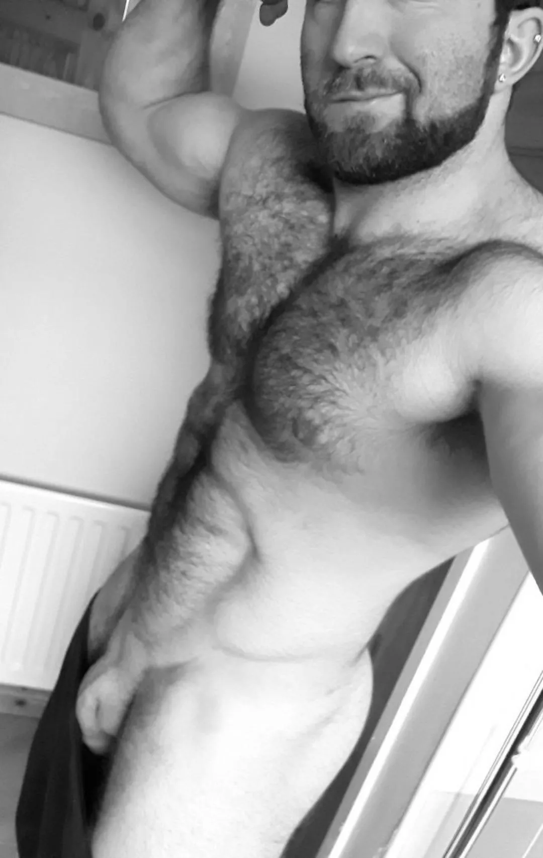 29 [M4F] Hung, muscular and not shy 😏. Willing to exchange vids/snaps 😈. Will live verify and will expect you to do the same - won't expect you to show your face if you don't want too 😊. Ladies only please, I am 100% straight 🤣. Check my po posted by rmxx93