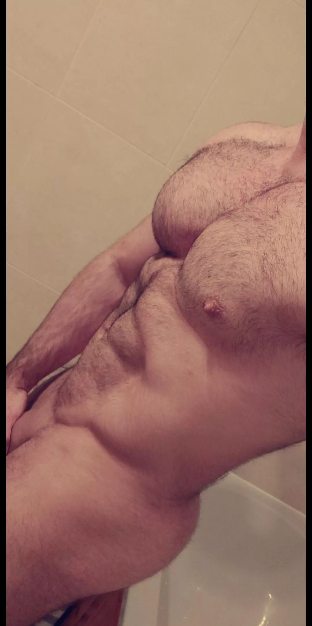 29 [M4F] Hung, muscular and not shy 😏. Willing to exchange vids/snaps 😈. Will live verify and will expect you to do the same - won't expect you to show your face if you don't want too 😊. Ladies only please, I am 100% straight 🤣. Check my po posted by rmxx93