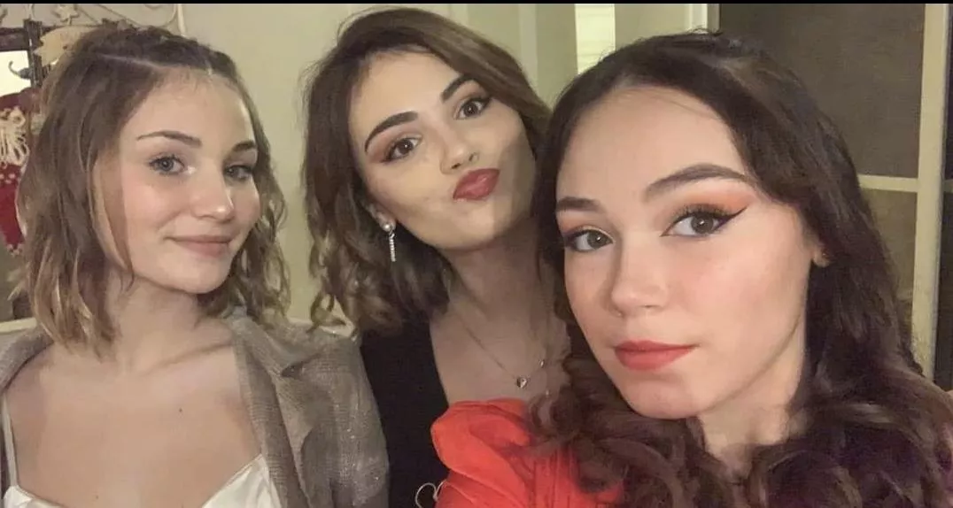 [3] 3 sisters choose the best ! posted by grimmjowjaggerjack20