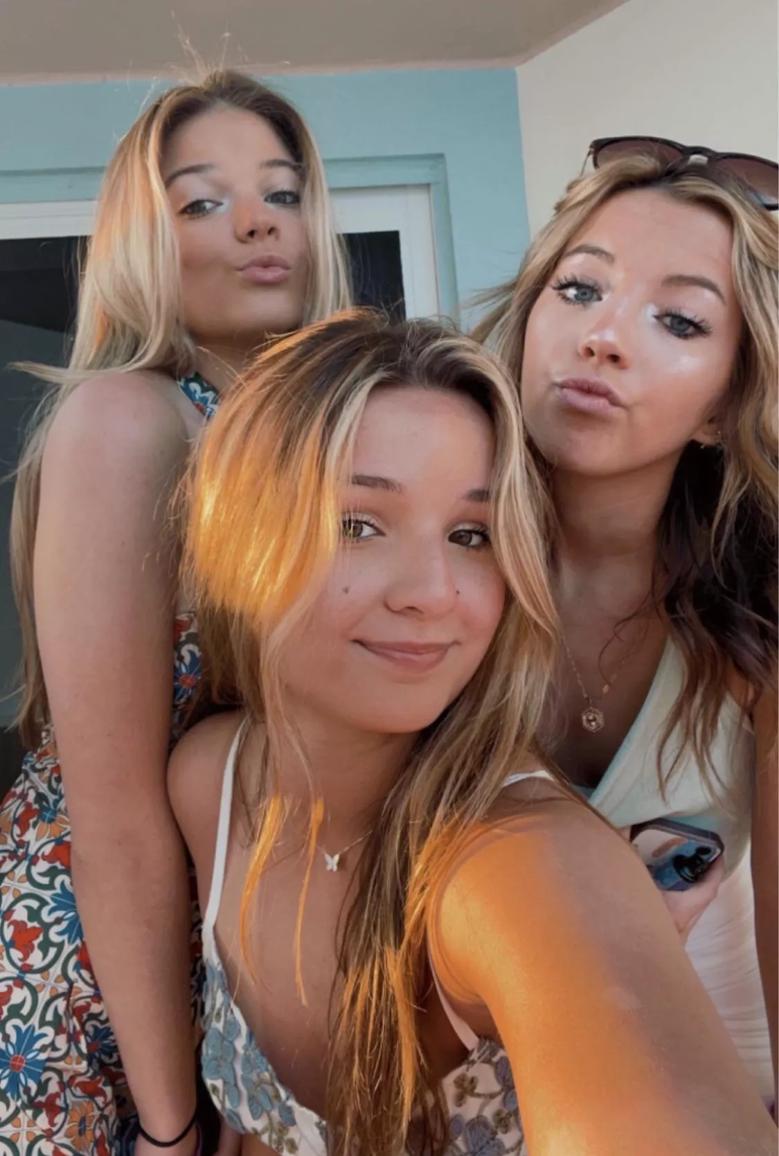 3 hotties posted by redditcuckboi113