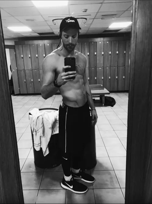 32 M London - Up late and needy by iamzondie