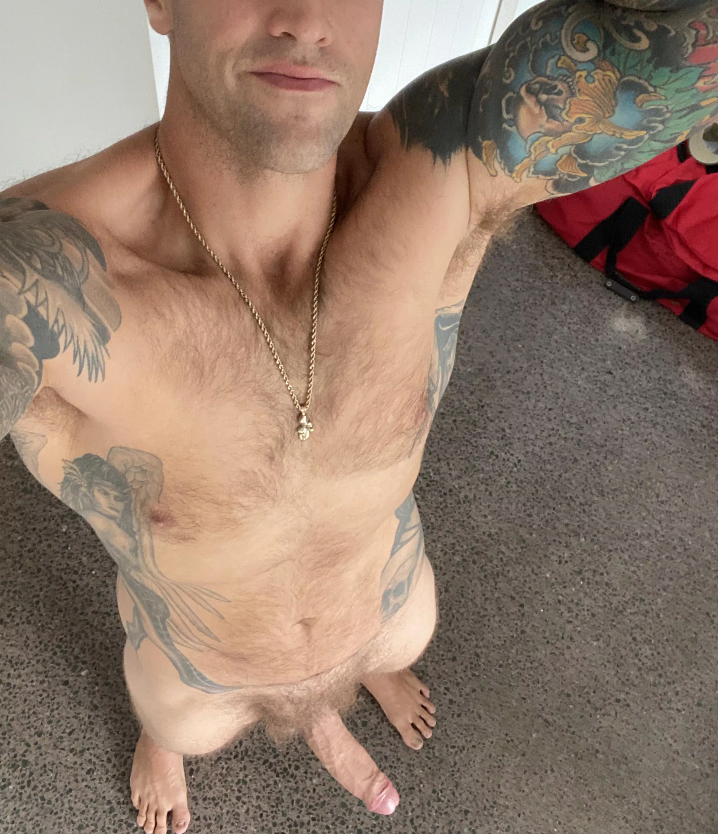 (35) Any ladies want to play with a 6’5” tall kiwi dad? posted by shavingfoam420