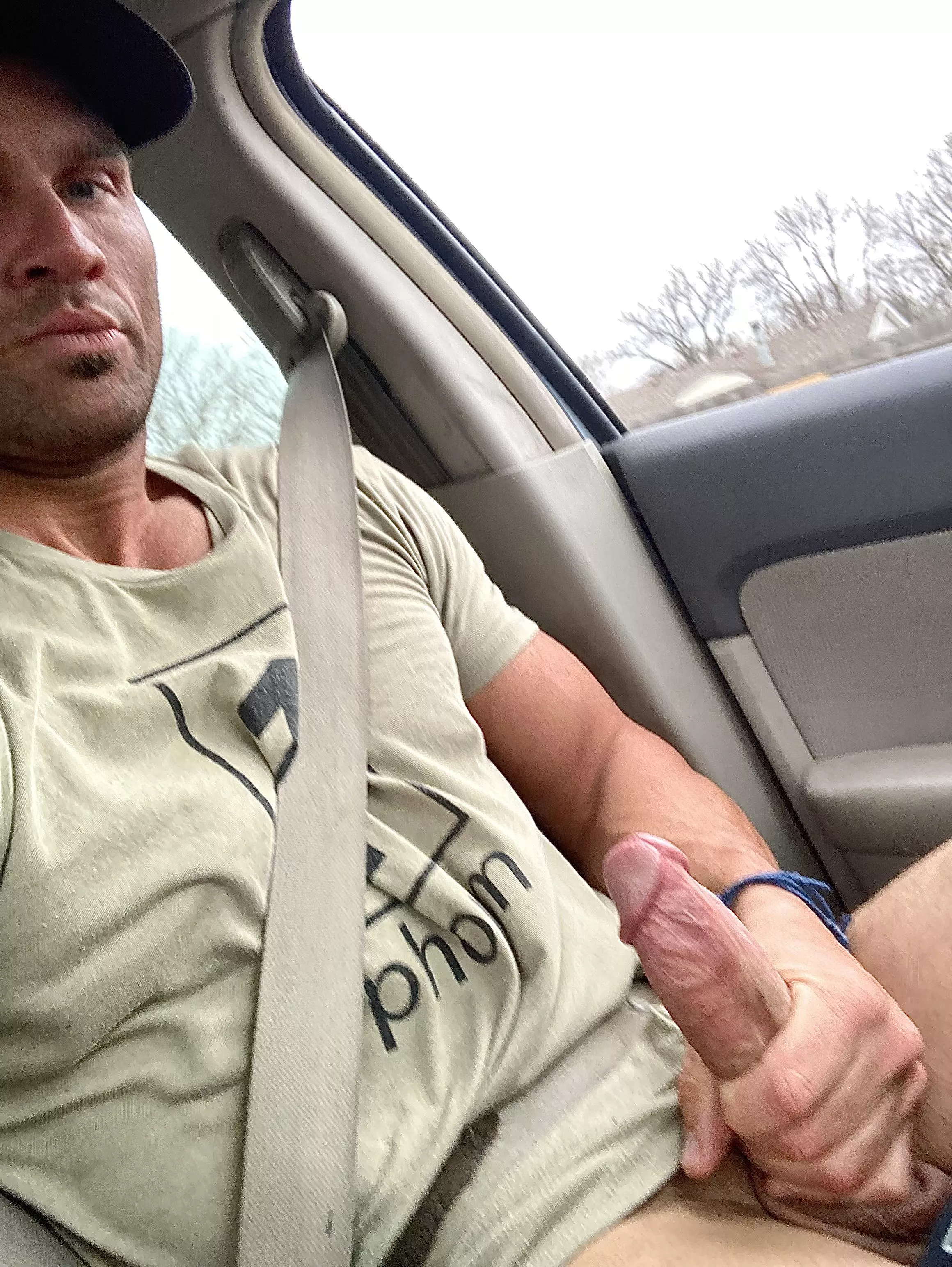 [37] If you give good road head, I’ll let you wrap your moist hole around daddy’s THICC cock!! posted by Daddy_Cinz