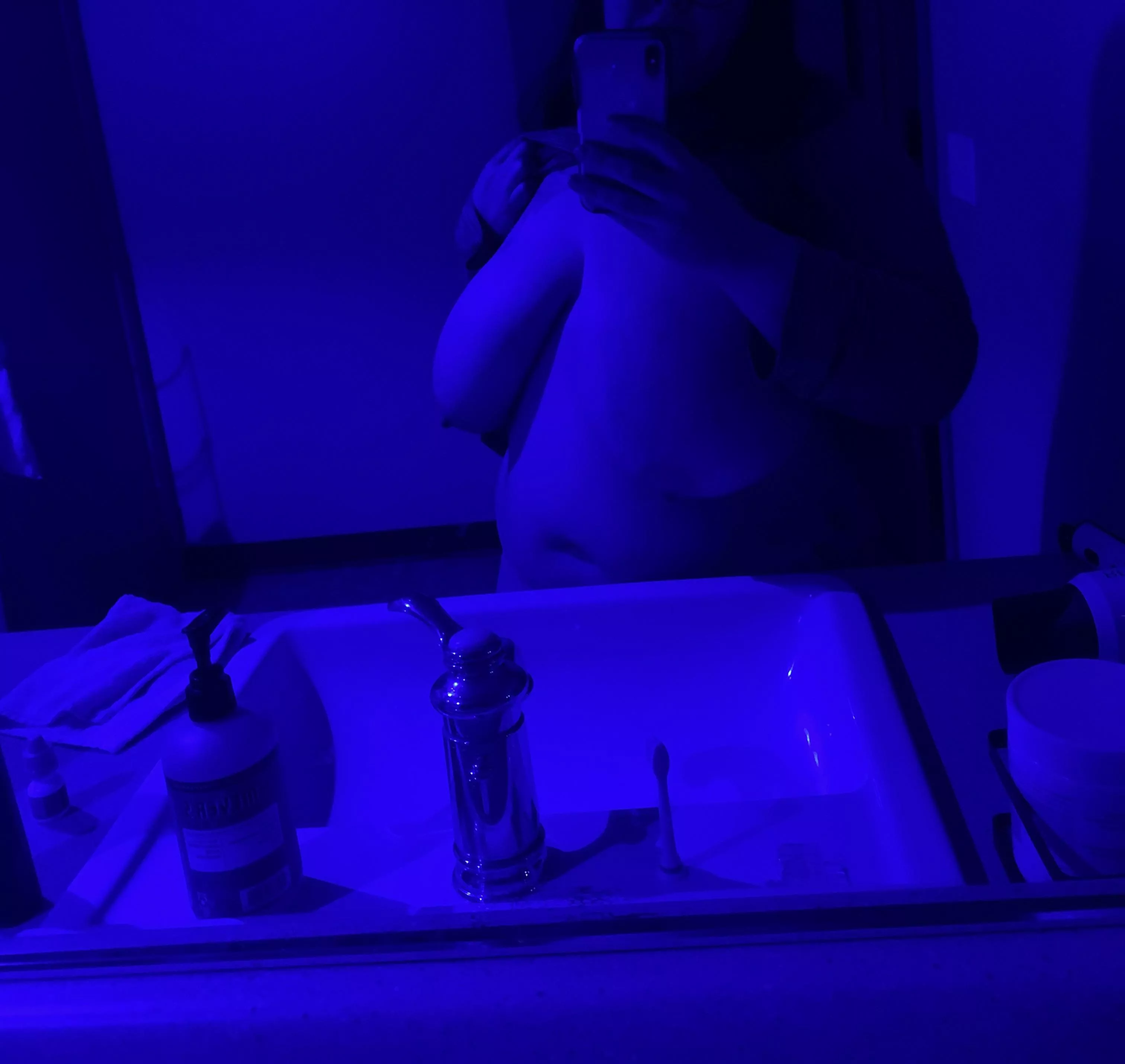 38f, 235, 5’3”. Felt artsy in the blue light. posted by invisible-queen
