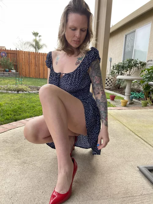 39 y/o milf with red heels and polka dot dress. Classy, elegant and sexy. by iamSkylerXO